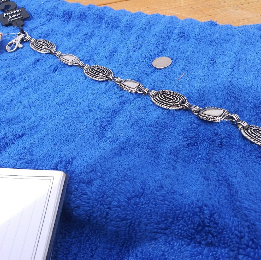 Silver choker very pretty detail